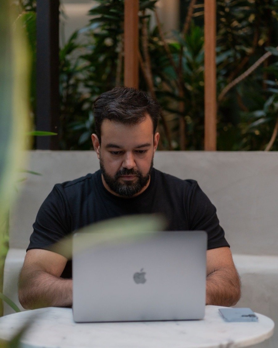 Une personne concentrée devant son ordinateur portable