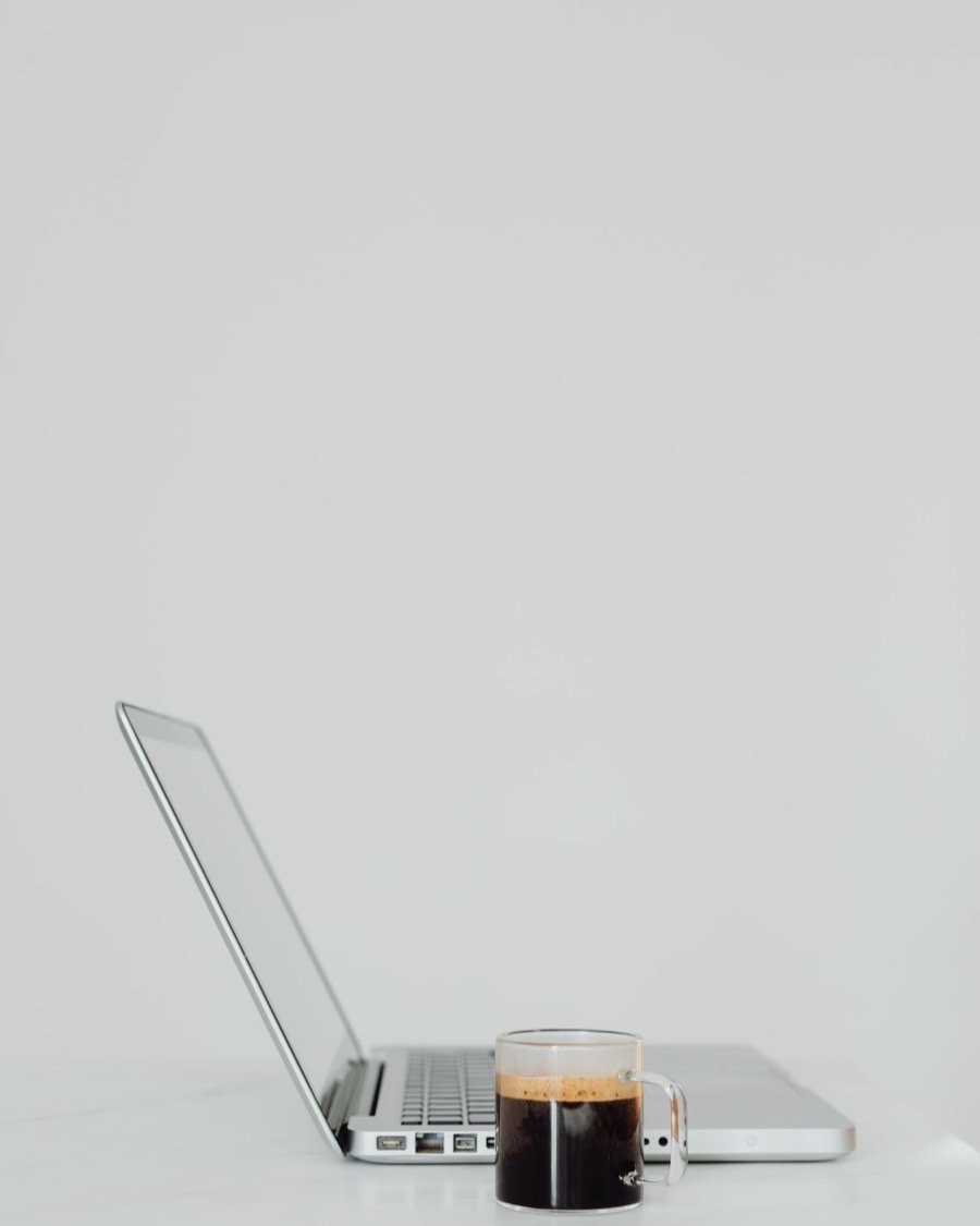 Un bureau blanc, épuré, prêt pour le travail