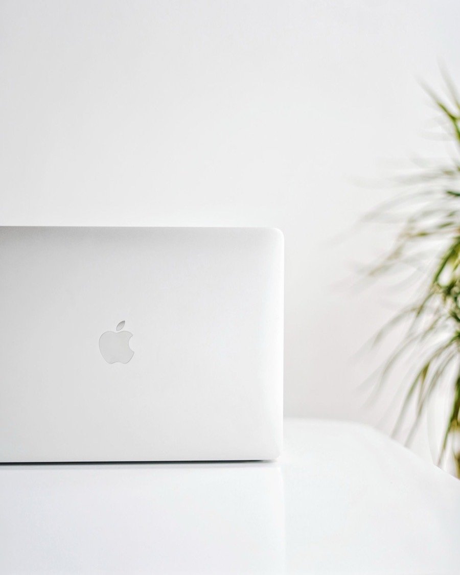 Un ordinateur portable posé sur un bureau dégagé